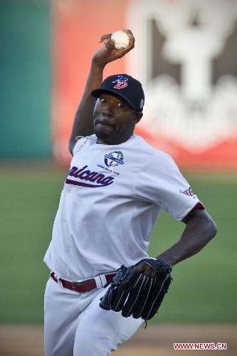  Dominica Republic's Leones del Escogido Lorenzo Barcelo competes during the third round of 2013 Baseball Caribbean Series match against Mexico's Yaquis de Obregon held in the city of Hermosillo, capital of Sonora state, Mexico, on Feb. 3, 2013. (Xinhua/Rodrigo Oropeza) 