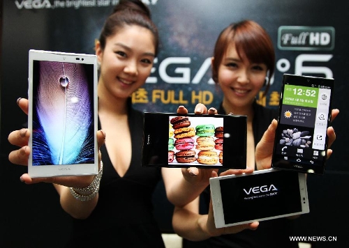 Models present Pantech's new LTE smart phone 