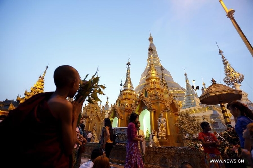 &nbsp;A monk pays homage on the first day of Myanmar new calendar year at the world-famous Shwedagon Pagoda in Yangon, Myanmar, April 17, 2013. On Myanmar new year's day, people in the country used to perform meritorious deeds and Buddhists, who account for the majority of the people, usually go to the pagodas, monasteries and meditation centers where they practice meditation. (Xinhua/U Aung) 