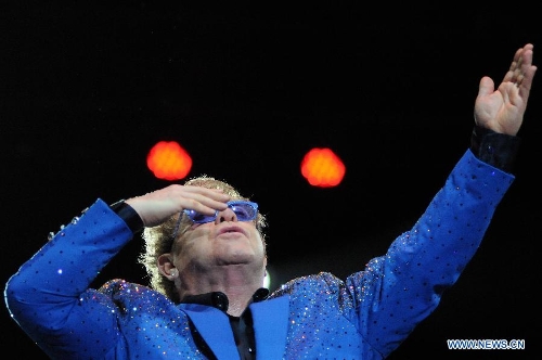 &nbsp;British singer Elton John performs during his concert at the Gran Parque Central in Montevideo, capital of Uruguay, March 4, 2013. (Xinhua/Nicolas Celaya)&nbsp; 
