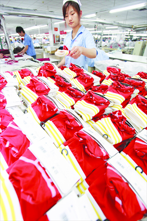 Employees of a clothing manufacturer in Qingdao, East China's Shandong Province sort through garments for export on Monday. Despite a recovery seen in the overall export climate, local export-oriented textile firms have recently shifted to short-term orders instead of longer-term orders, as the continued yuan appreciation and fluctuations in raw material prices make them more vulnerable to risks associated with longer-term orders. In the first four months, China's garment exports totaled $47.94 billion, an increase of 20 percent year-on-year, according to customs data. Photo: IC