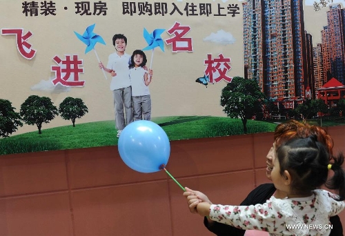 &nbsp; Visitors learn housing information in front of a housing project at Shijiazhuang Spring Housing Fair in Shijiazhuang, capital of north China's Hebei Province, April 29, 2013. The fair, which kicked off on April 29, will last for four days. (Xinhua/Wang Xiao)&nbsp; 