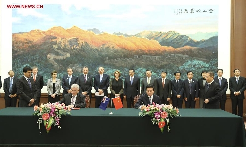 &nbsp;Chinese Premier Li Keqiang (8th R, back) and Australian Prime Minister Julia Gillard (7th L, back) attend the signing ceremony of a series of agreements covering recyclable energy, financing, drug control and development aid after their talks in Beijing, capital of China, April 9, 2013. (Xinhua/Ding Lin) 