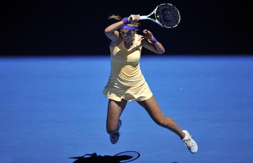 Victoria Azarenka of Belarus hits a return during her first round women's singles match against Monica Niculescu of Romania on the second day of 2013 Australian Open tennis tournament in Melbourne, Australia, Jan. 15, 2013. Victoria Azarenka won 2-0 to enter the next round. (Xinhua/Chen Xiaowei) 