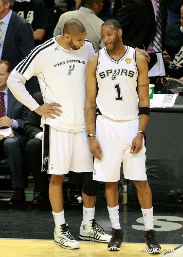 San Antonio Spurs Tracy McGrady (R) talks with teammate Tim Duncan during the Game 3 of the 2013 NBA Finals against Miami Heat in San Antonio, Texas, the United States, June 11, 2013. San Antonio Spurs won 113-77. (Xinhua/Song Qiong)