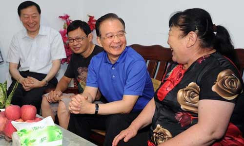 Chinese Premier Wen Jiabao (2nd R) visits residents of the Feilong Xinyuan Compound in Changzhou City, east China's Jiangsu Province, July 7, 2012. Wen paid an inspection to the city of Changzhou on Saturday. Photo: Xinhua