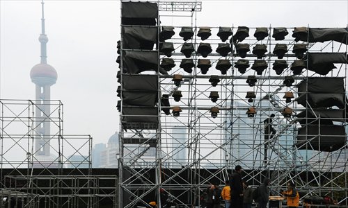 Workers install 4D lighting on the roof of the Shanghai Pudong Development Bank on the Bund Monday. Residents will be able to enjoy a 4D light show on the Bund around the Shanghai Customs House and the bank on New Year's Eve. Photo: IC