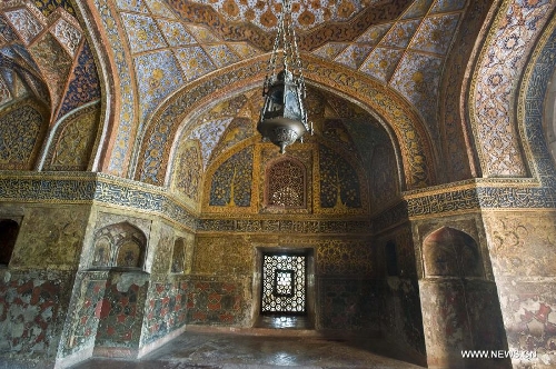 Photo taken on March 24, 2013 shows the interior view of Mughal Emperor Akbar's tomb in Agra, India. The tomb of Mughal Emperor Akbar, built from 1605 to 1613, is in the Mughal style combining designs of Islamic, Persian and Hindu. (Xinhua/Tumpa Mondal) 