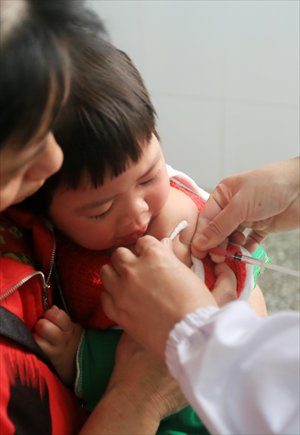 A child receives a vaccination at a clinic in Liuzhou, in the Guangxi Zhuang Autonomous Region, on April 26, 2013. Photo: CFP