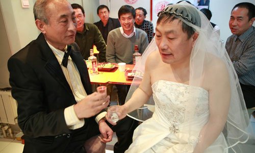 The couple toast each other. Photo: ifeng.com