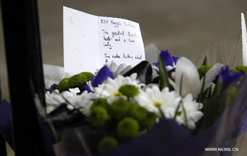 A card to pay tributes is seen outside the residence of Baroness Thatcher in No.73 Chester Square in London, Britain, on April 8, 2013. Former British Prime Minister Margaret Thatcher died at the age of 87 after suffering a stroke, her spokesman announced Monday. (Xinhua/Wang Lili) 