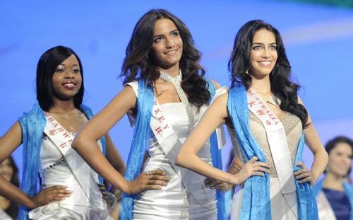 Photo taken on July 24, 2012 shows contestants compete on the stage at the 62th Miss World final. The contest was held on July 24, 2012 to August 18, 2012 in Ordos, Inner Mongolia, with contestants from 125 countries all over the world. It was the first time that Miss World final was held in western China and in a minority nationality region. Photo: Xinhua