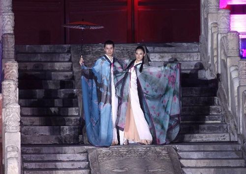 Models join in a fashion show at the opening ceremony of the 2012 International Tourism Festival of Imperial Palace in Beijing, capital of China, June 26, 2012. Photo: Xinhua
