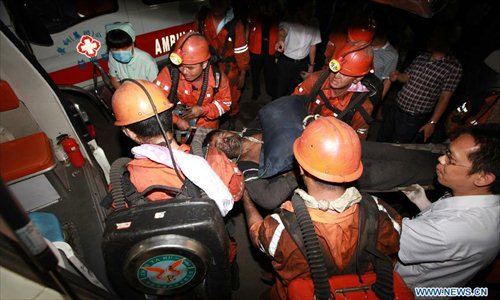 Rescuers carry an injured miner to an ambulance after a coal mine explosion in Xiaojiawan Coal Mine in Panzhihua City, southwest China's Sichuan Province, Aug. 30, 2012. The death toll in a gas explosion that occurred Wednesday afternoon at the coal mine has climbed to 19 and 28 others remain missing. A total of 154 miners were working underground at the Xiaojiawan Coal Mine when the blast occurred. Photo: Xinhua