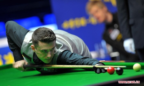 Mark Selby of England competes during the quarter-final against Neil Robertson of Australia at the Haikou World Open snooker tournament in Haikou, capital of south China's Hainan Province, March 1, 2013. Neil Robertson won 5-3. (Xinhua/Guo Cheng) 