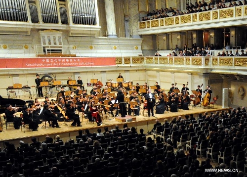 Members of the Zhejiang Symphony Orchestra give performance during the conclusion performance of the 2012 China Cultural Year in Germany, at the Concert Hall in Berlin, Germany, Jan. 13, 2013. (Xinhua/Wang Xiaochuan) 