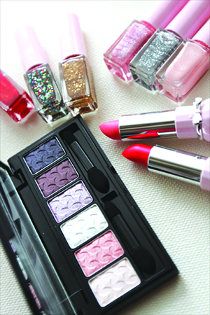 Beauty bloggers evaluate cosmetic products Photos: Courtesy of Zhao Jing and Kristi Wang