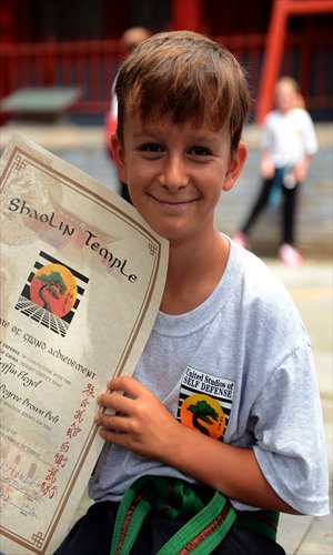 A boy shows a certificate issued by Shaolin. Photo: IC
