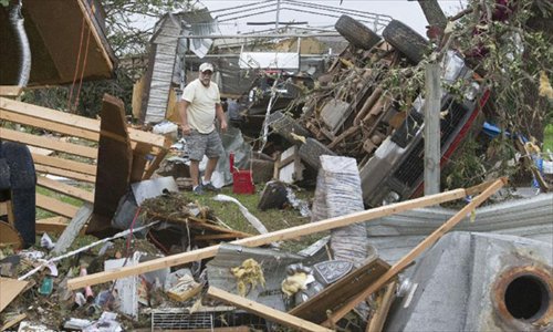 A man peers through the wreckage in Shawnee, Oklahoma, theUnited States, May 20, 2013. Tornadoes ravaged portions of central Oklahoma on Sunday, according to media reports. (Xinhua/Marcus DiPaola) 