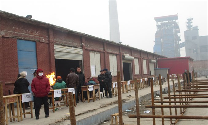 Villagers and election commission employees gather at the polling station, a deserted factory in Nangaoying village, on Sunday. Photo: Yan Shuang/GT