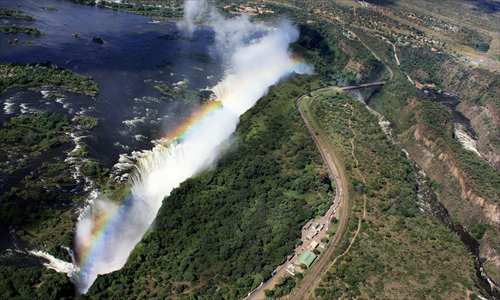 Photographer takes stunning snap of a half-circle rainbow above Victoria Falls, Zimbabwe. Photo: photo.huanqiu.com