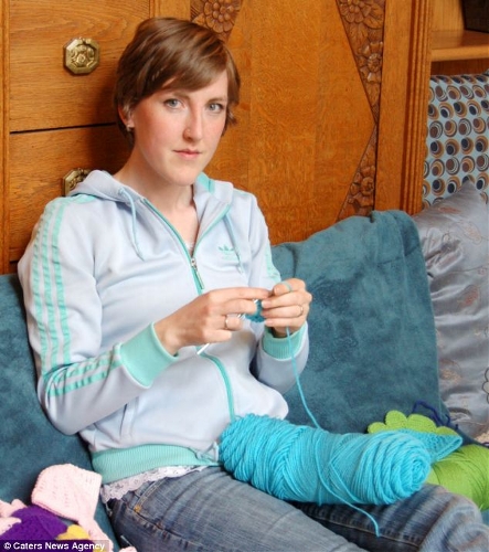 Canadian Katie Bradley has created hand-crocheted tortoise and turtle jumpers to keep pet turtles warm. (Photo Source: huanqiu.com)