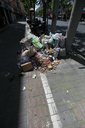 A pathway for the visually impaired is blocked by construction waste on Yuping Road South. Photo: Cai Xianmin/GT