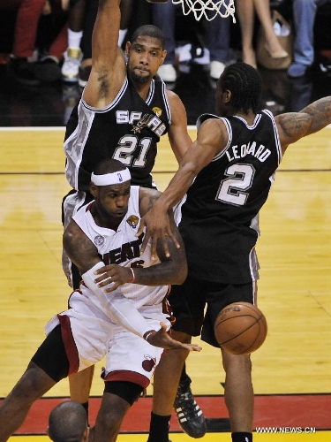 LeBron James (R) of Miami Heat passes the ball during Game 6 of the NBA Finals against San Antonio Spurs in Miami, the United States, June 18, 2013. Miami won 103-100.(Xinhua/Fang Zhe) 