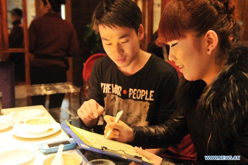 &nbsp;Customers order at a hot pot restaurant in Lanzhou, capital of northwest China's Gansu Province, Jan. 30, 2013. A 