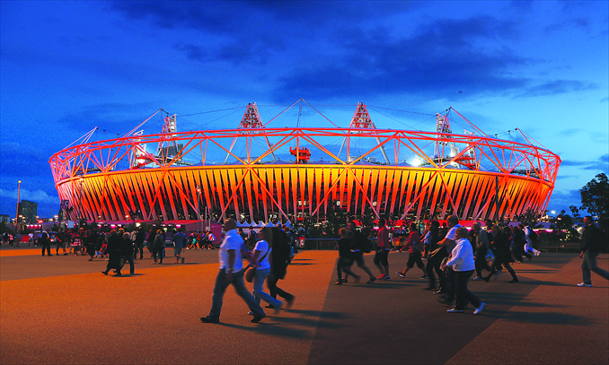 Visitors enjoy a night view of the Olympic Stadium, also known as the London Bowl, on August 2 at the Olympic Park in London. Photo: CFP