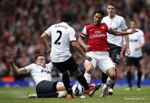 Phil Jones (L), Rafael (C) of Manchester United vie with Mikel Arteta of Arsenal during the Barclays Premier League match between Arsenal and Manchester United at the Emirates Stadium in London, Britain on April 28, 2013. The match ended with a 1-1 draw. (Xinhua/Wang Lili)
