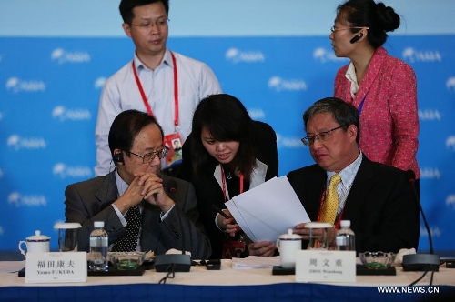 Yasuo Fukuda (L), chairman of the Board of Directors of the Boao Forum for Asia (BFA), and Zhou Wenzhong (R), secretary-general of the BFA, are present at the BFA General Meeting of Members in Boao, south China's Hainan Province, April 5, 2013. The BFA General Meeting of Members was held in Boao on Friday. (Xinhua/Jin Liwang)&nbsp; 