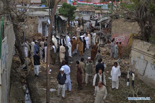 Residents gather at the blast site in southwest Pakistan's Quetta, April 24, 2013. At least four people were killed and 37 others injured on Tuesday night in a series of bomb blasts followed by a suicide attack in Pakistan's southwestern provincial capital of Quetta, local media reported. (Xinhua/Mohammad)
