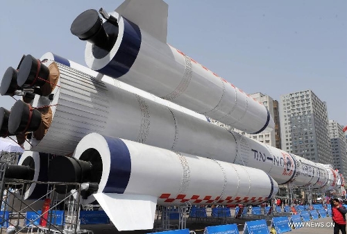 Photo taken on Aprial 1, 2013 shows the model of the Long March 2F carrier rockets presented on the China's Space Exhibition in Hebei Museum in Shijiazhuang, capital of north China's Hebei Province. The exhibition which will last till April 7 included the display of space carriers, rocket-launcher models of the Long March series, paintings and photos related to aerospace. (Xinhua/Wang Xiao)&nbsp; 