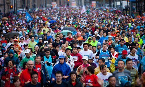 Runners participate in the annual Shanghai International Marathon on December 2.  More than 30,000 runners participated in the annual Shanghai International Marathon Sunday, the most in the marathon’s 17-year history, according to organizers. Photo: Cai Xianmin/GT