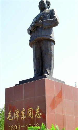 A bronze statue of Mao Zedong is unveiled at Liuguangying village, Linzhang county in Hebei Province on the morning of April 25. Funding was provided by local entrepreneurs, Yang Dongmin and Yang Zhiguo, totaling 30 million yuan ($4.87 million). The statue weighs 4.1 tons and stands 6 meters high. Its base is 4.1 meters high. Photo: ifeng.com