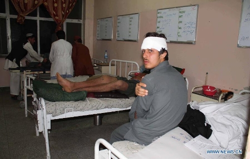 &nbsp;Wounded men receive treatment at a hospital in Kandahar, Afghanistan, on May 17, 2013. At least nine people were killed and more than 55 others wounded Friday evening when two back-to-back explosions rocked Kandahar city, capital of the southern Afghan province of Kandahar, a provincial government spokesman said. (Xinhua/Arghand) 
