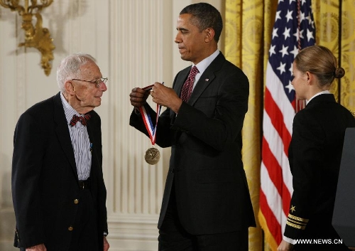 &nbsp;U.S. President Barack Obama awards Dr. Art Rosenfeld (L) from Lawrence Berkeley National Laboratory with the National Medal of Technology and Innovation during a ceremony at the White House in Washington D.C., the United States, on Feb. 1, 2013. (Xinhua/Fang Zhe) 