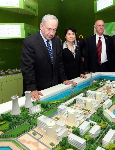 Israeli Prime Minister Benjamin Netanyahu (1st L) visits the Caohejing Hi-tech Park in east China's Shanghai, May 6, 2013. Netanyahu arrived in Shanghai for a visit on Monday. (Xinhua/Fan Jun) 