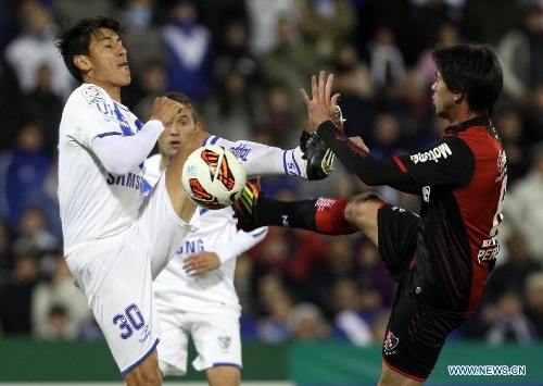 Juan Sabia (L) of Velez Sarsfield vies for the ball with Pablo Perez (R) of Newell's Old Boys during the Copa Libertadores 2013 soccer match at Jose Amalfitani Stadium, in Buenos Aires, Argentina, on May 15, 2013. (Xinhua/Martin Zabala) 