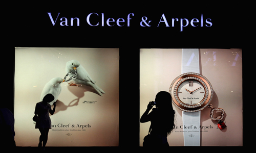 A poster of the Van Cleef & Arpels store in Beijing Photo: CFP