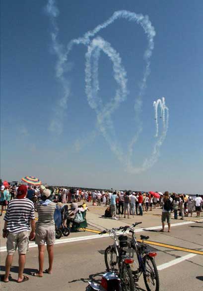 Citizens enjoy performances at the Bucharest International Air Show & General Aviation Exhibition (BIAS 2012) at the Bucharest Baneasa-Aurel Vlaicu International Airport in Bucharest, capital of Romania, July 21, 2012. Photo: Xinhua