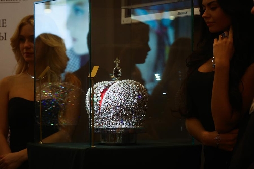 Imitation of the crown of Russian Empress Catherine II mounted with 110,000 diamonds is unveiled at the International Jewellery Exhibition in St. Peterburg, Russia, on Feb. 6, 2013. (Xinhua/Zmeyev) 