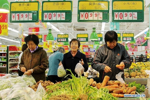Consumers choose vegetables at a supermarket in Bazhou City, north China's Hebei Province, April 8, 2013. China's consumer price index (CPI), a main gauge of inflation, grew 2.1 percent year on year in March, down from a 10-month high of 3.2 percent in February, official data showed Tuesday. (Xinhua/Wang Xiao)Related:China's inflation drops to 2.1 pct in MarchBEIJING, April 9 (Xinhua) -- China's consumer price index (CPI), a main gauge of inflation, grew 2.1 percent year on year in March, down from a 10-month high of 3.2 percent in February, official data showed Tuesday.The drop is mainly due to lower food prices according to the National Bureau of Statistics. It said in a statement that year-on-year growth of food prices slowed to 2.7 percent last month from 6 percent in February. Full story