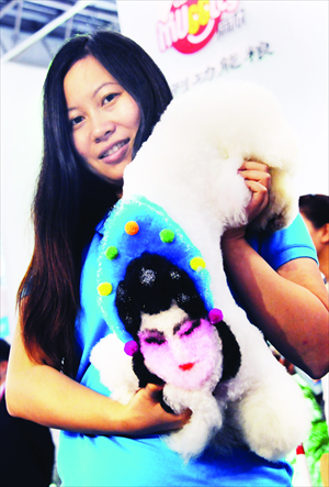 A girl shows off a picture painted on her dog's body at the 15th Pet Fair Asia in Shanghai Thursday. Photo: CFP