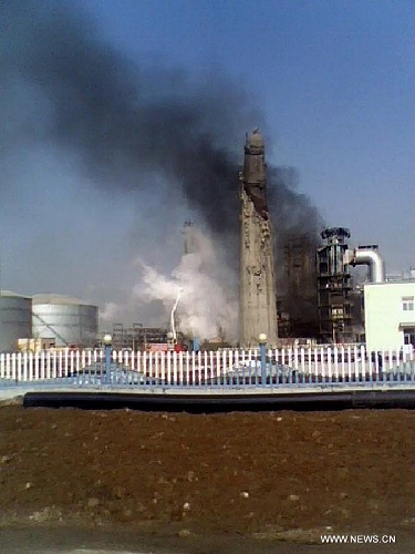 Photo taken on Feb. 2, 2013 shows the broken chimney after an explosion occured in the Yongxing chemical plant in Boxing County, east China's Shandong Province. A chimney in the plant exploded on Saturday. No casualty has been reported yet. Rescue work is in the progress. (Xinhua/Zhang Shuai) 