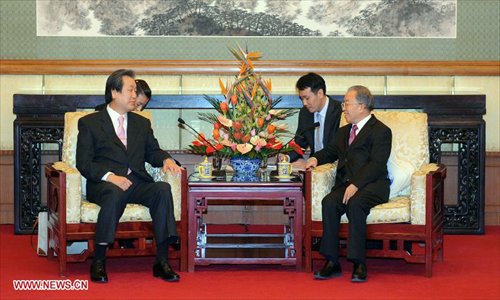 Chinese State Councilor Dai Bingguo (front, R) meets with Kim Moo-sung, special envoy of South Korea's president-elect Park Geun-hye, in Beijing, capital of China, January 22, 2013.