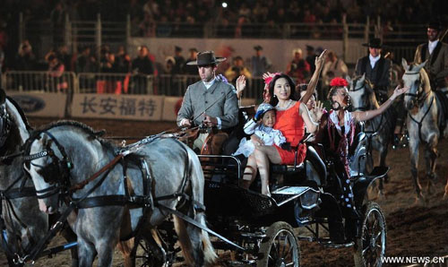 A horse wagon parade is held at the opening ceremony of the second Ordos Dalate International Horse Culture Festival in Dalate Banner of Ordos, north China's Inner Mongolia Autonomous Region, August 25, 2012. Some 60 horsemen from 15 countries and regions gave performances at the festival's opening ceremony Saturday night. Photo: Xinhua