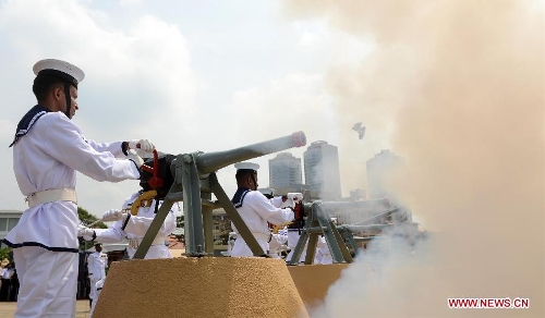 Sri Lankan navy personnel fire a 21-gun salute on the seafront Galle Face Promenade to mark Sri Lanka's 65th anniversary of independence from Britain in Colombo, Sri Lanka, Feb. 4, 2013. (Xinhua/Pushpika Karunaratne) 