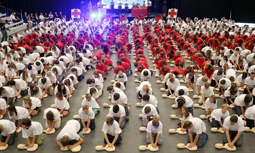 Some 600 students exercise with reanimation dolls in Lingen, Germany, on Tuesday, in an attempt to set a new record on reanimating simultaneously. Photo: IC